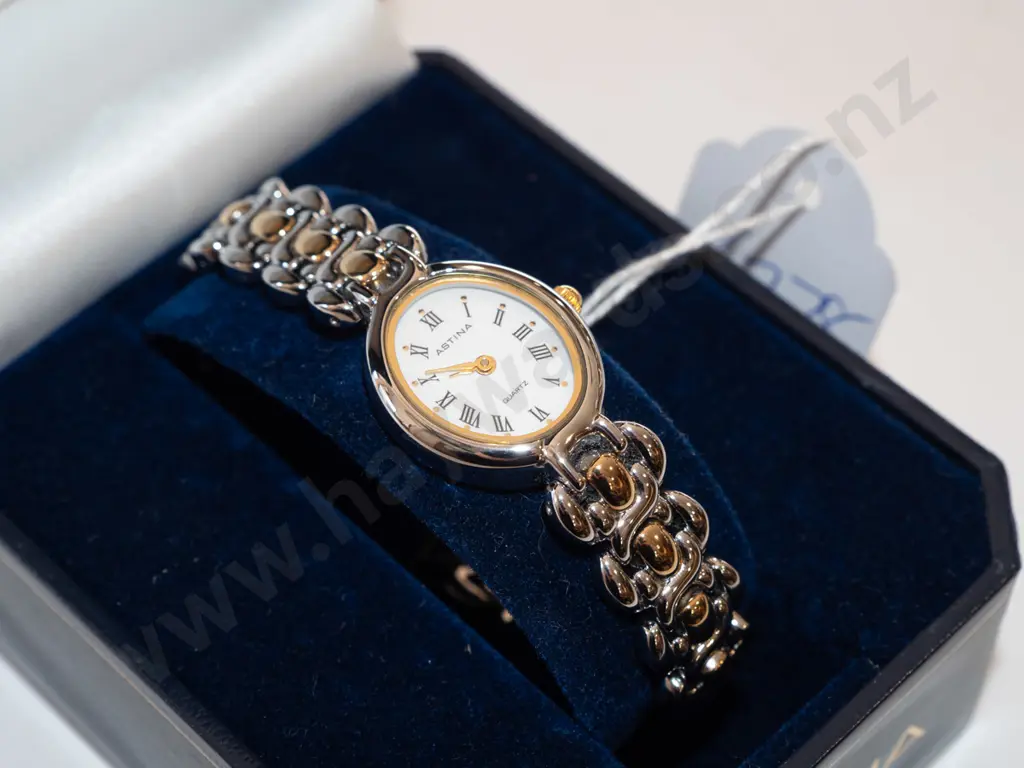 boxed ladies wristwatch Image 1++