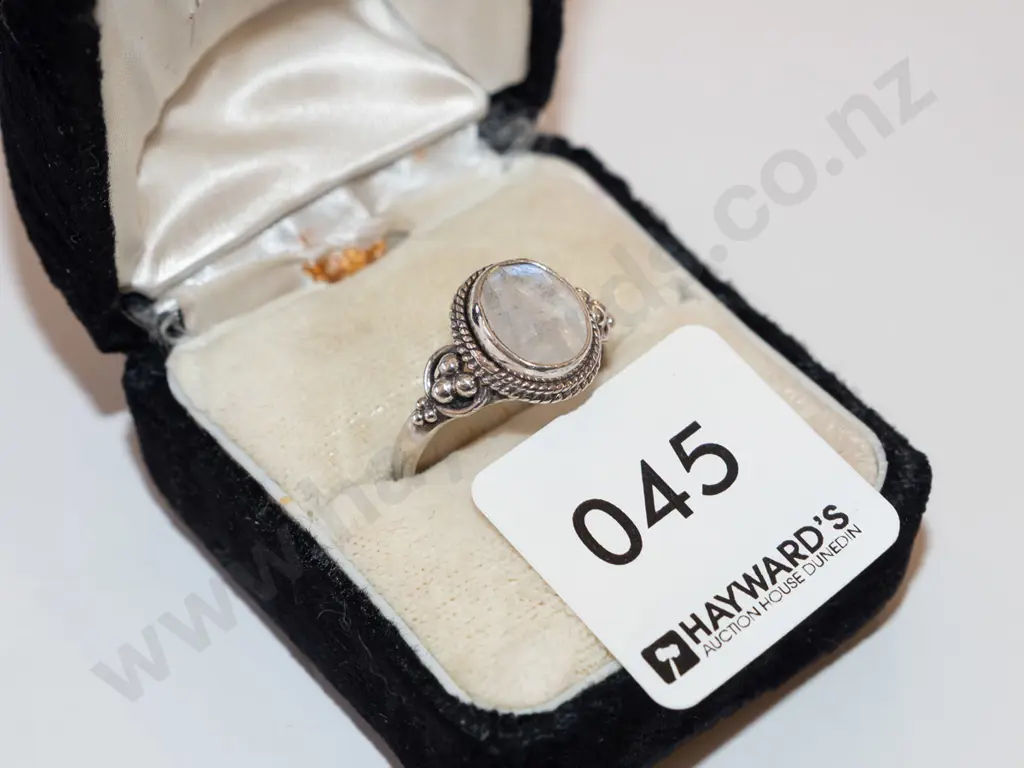 sterling silver moonstone ring 4gm Image 1++