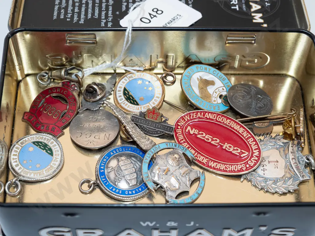 tin; badges, medallions Image 1++