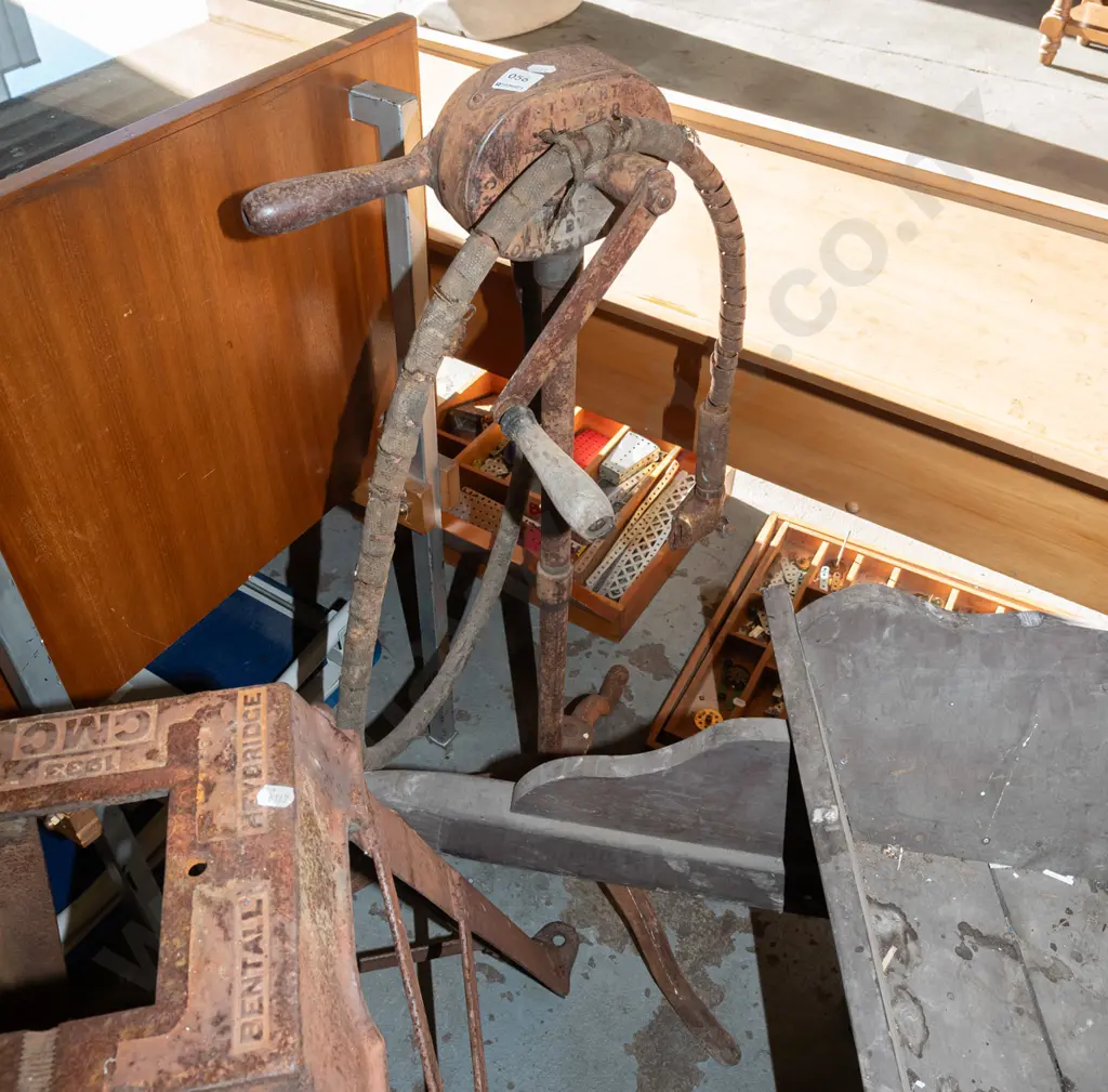 vintage rusty hand operated shearing stand H1000 Image 1++