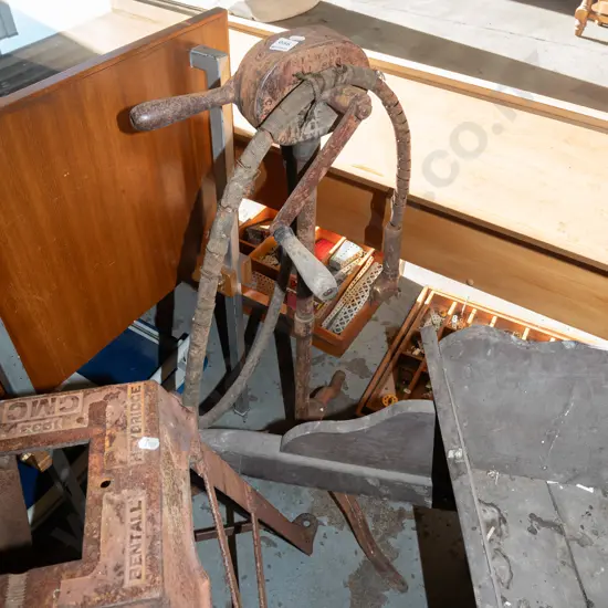 vintage rusty hand operated shearing stand H1000