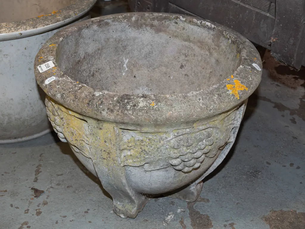 cast concrete classical themed garden planter Diam400 Image 1++