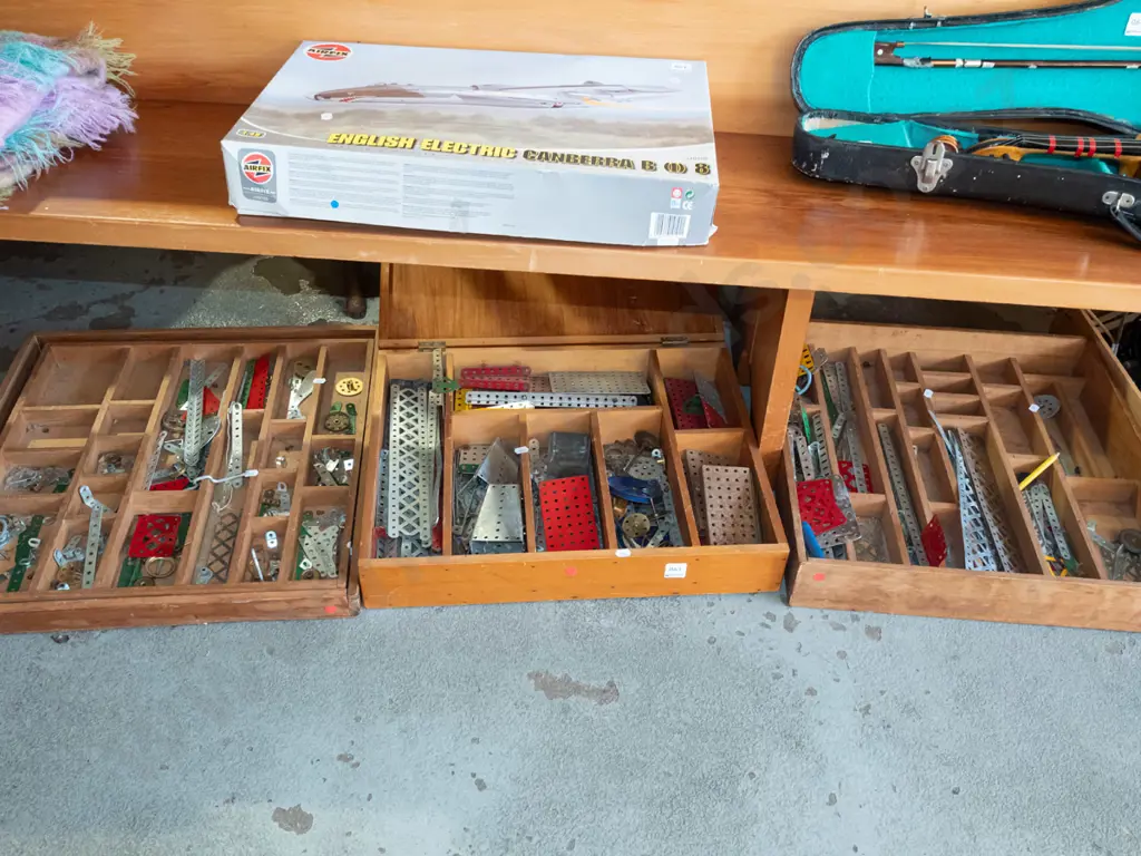 3x segmented wooden boxes of vintage Meccano Image 1++