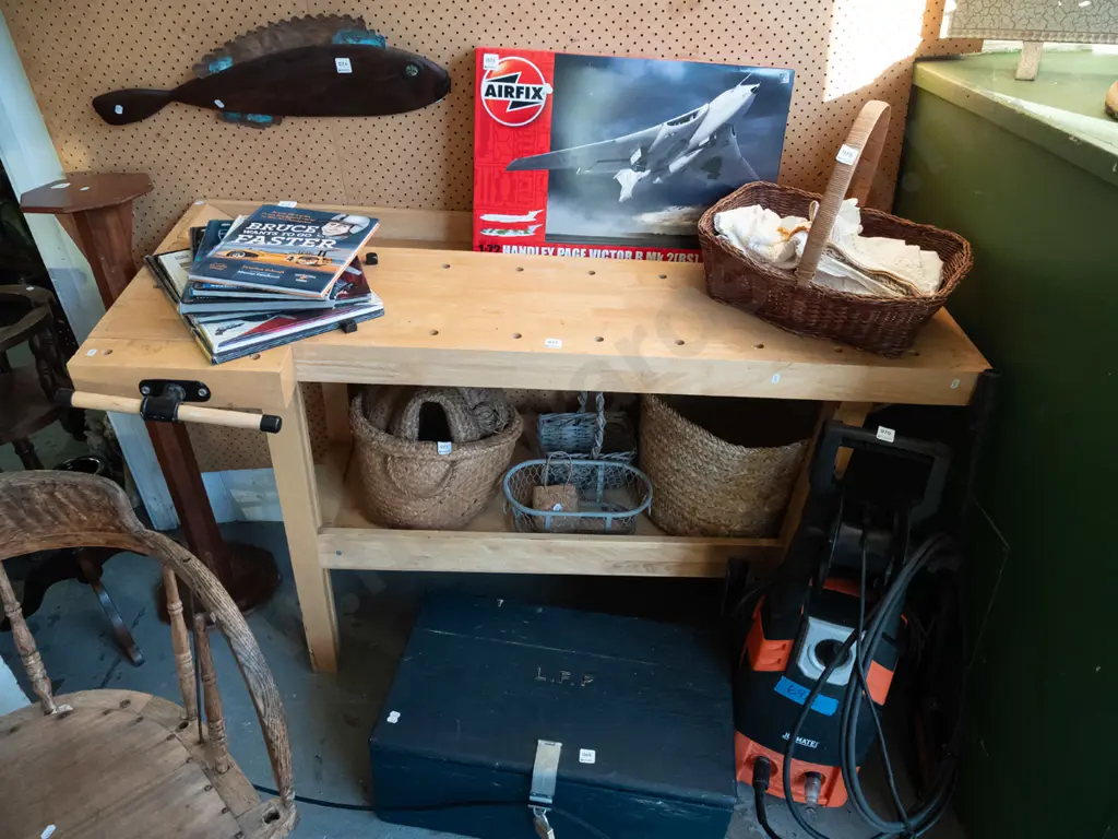 small wooden work bench with vice and well H850 W1405 D570 Image 1++
