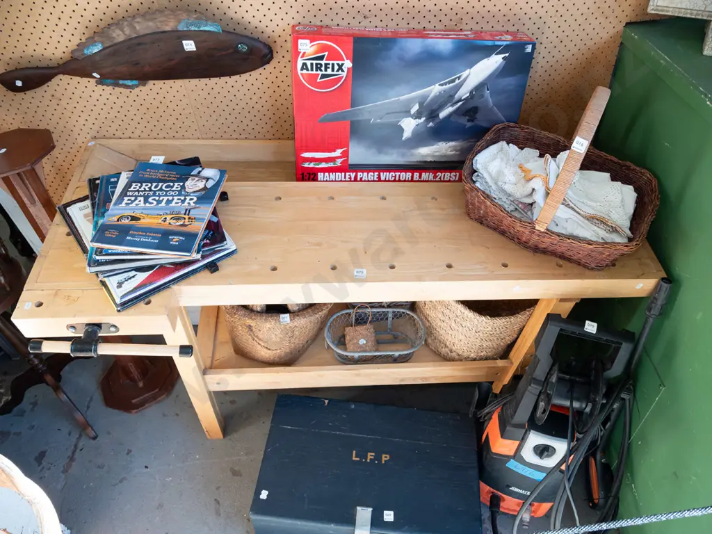 small wooden work bench with vice and well H850 W1405 D570 Image 1++