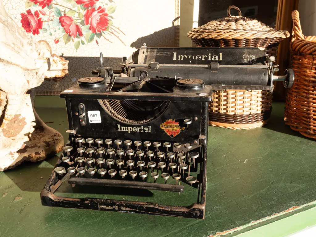vintage Imperial typewriter Image 1++