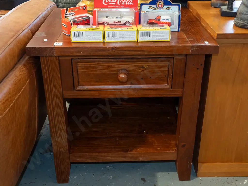 heavy pine end table H600 W600 D500 Image 1++
