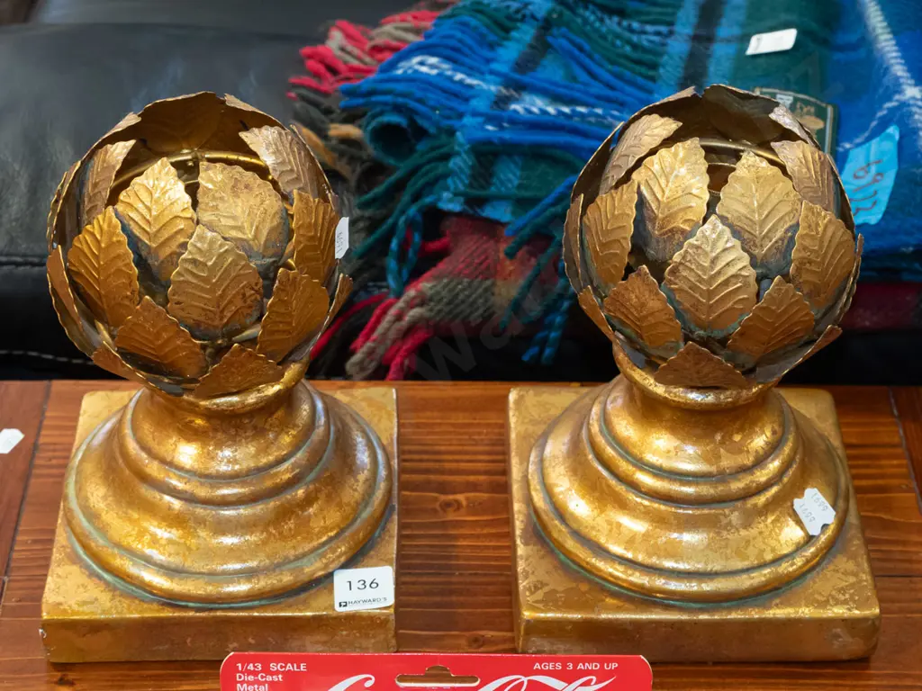 2x gilt leaf candlesticks H24 Image 1++