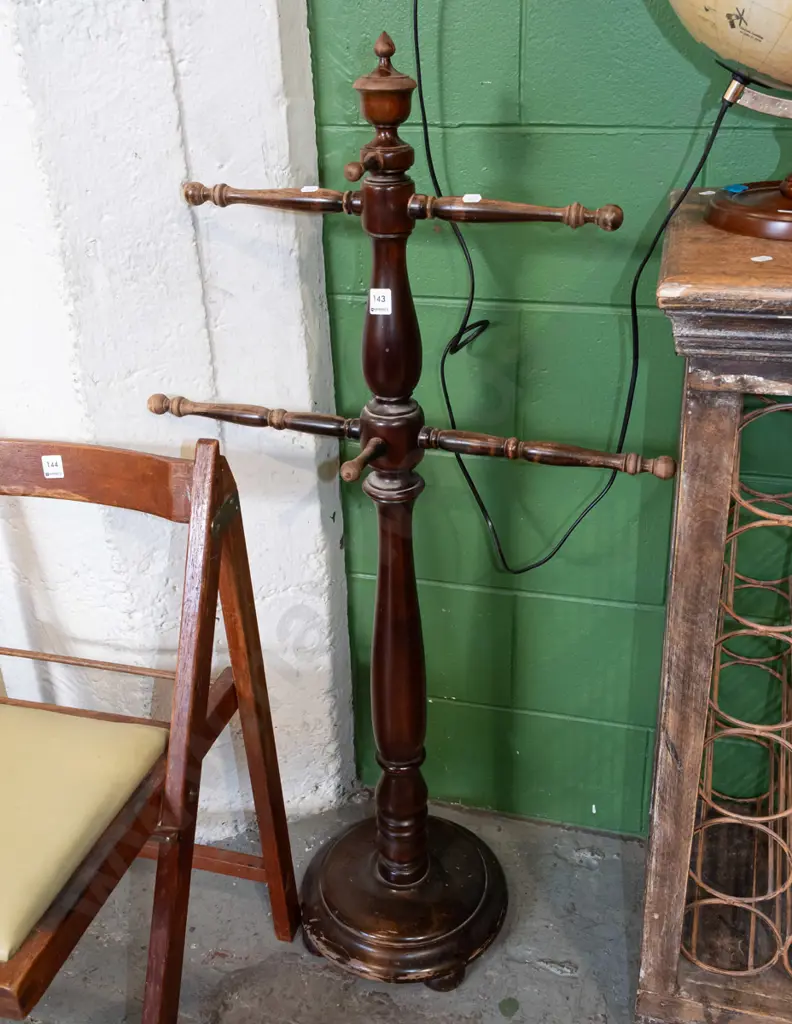 turned wooden towel rail/coat rack  H110 Image 1++