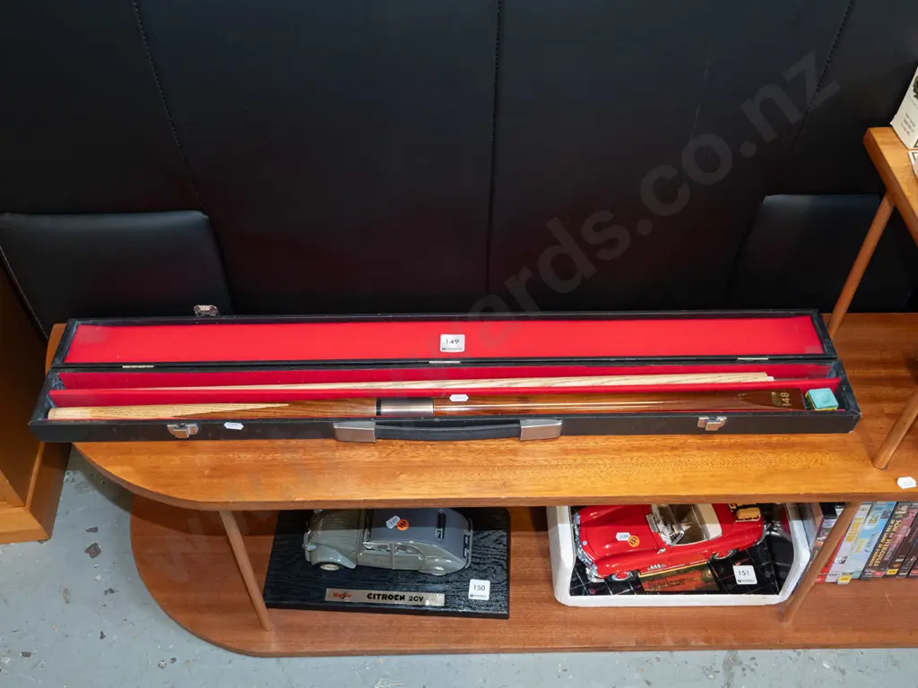 pool cue and case Image 1++