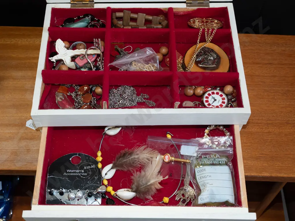jewellery box and costume jewellery Image 1++