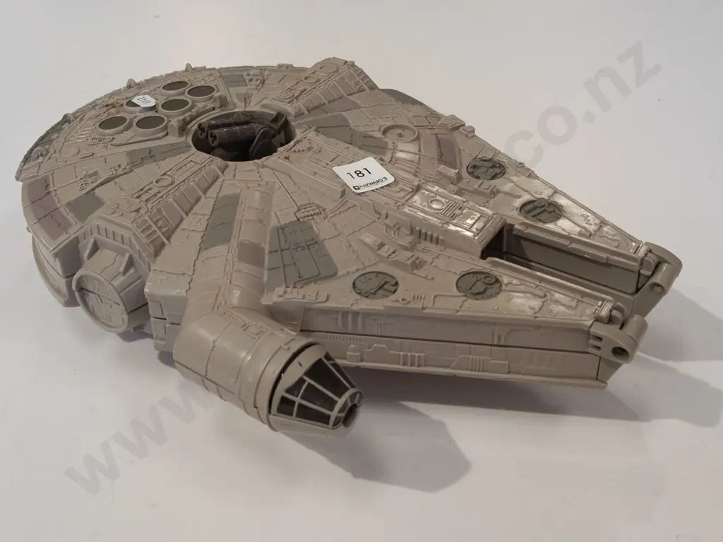 model of Millenium Falcon Image 1++