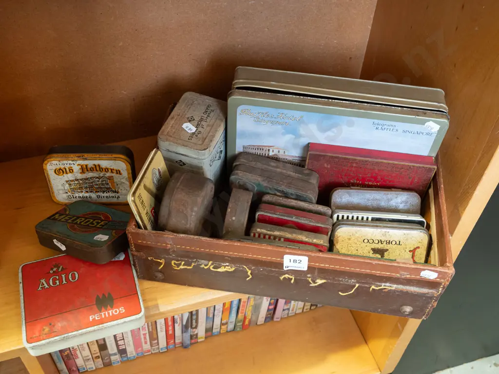 box; vintage tins Image 1++