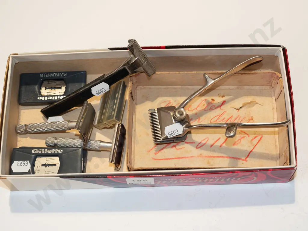 box; vintage razors & razor blades Image 1++
