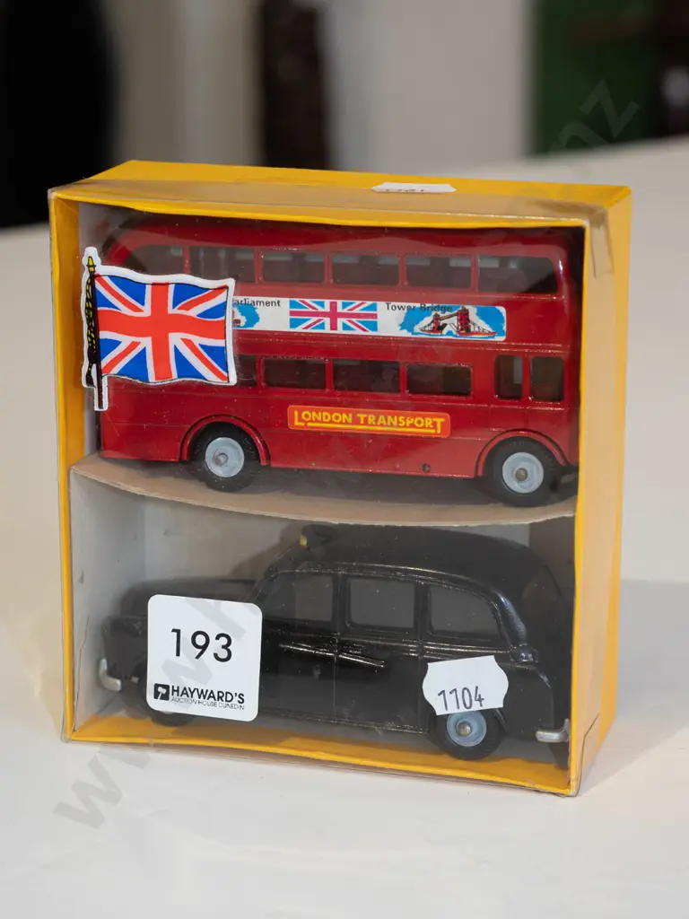 box; 2x model vehicles Image 1++