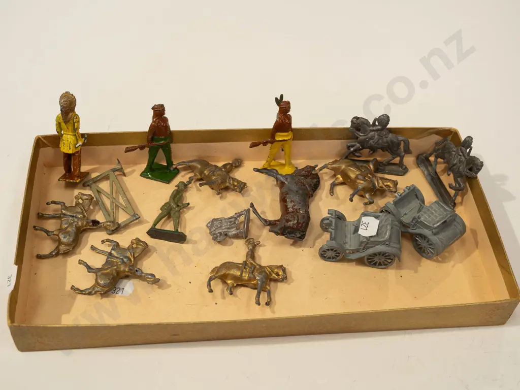 tray of lead figurines  Image 1++