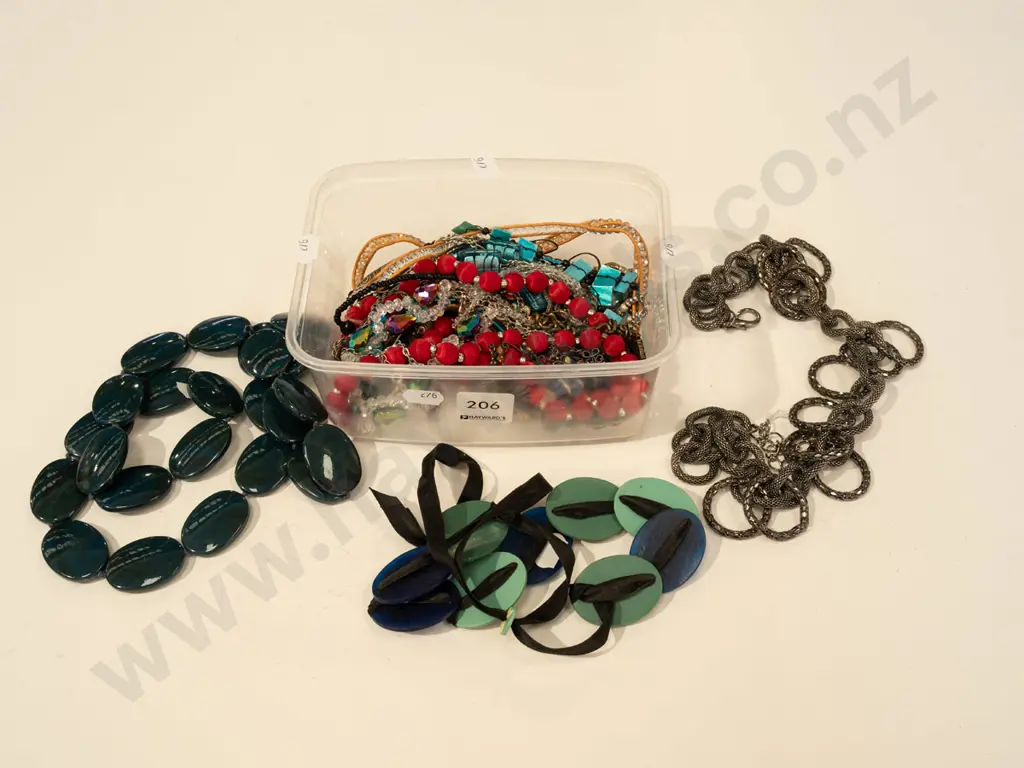 tray of costume jewellery Image 1++