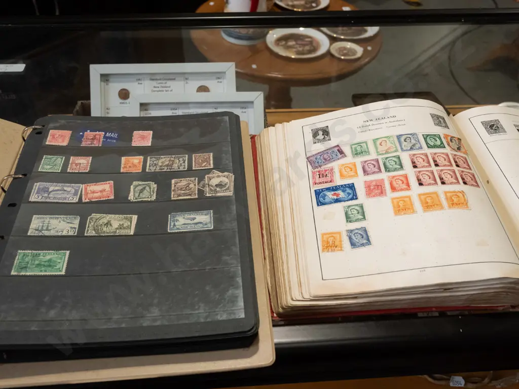stamp albums & contents Image 1++