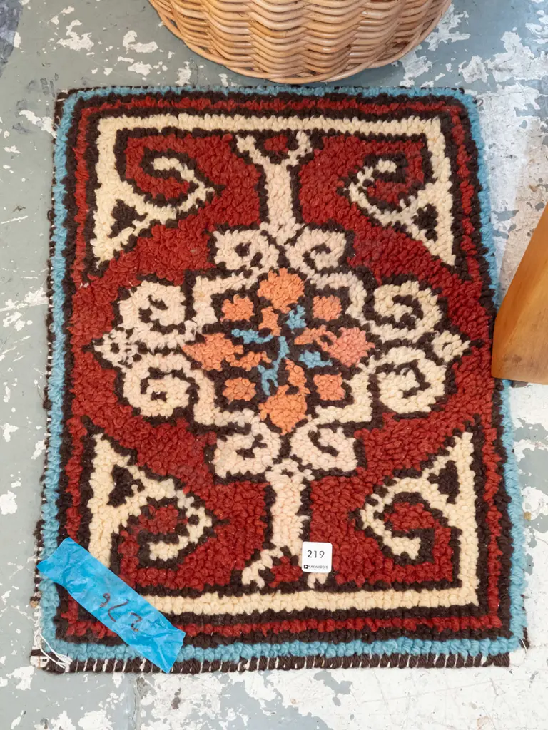 small hand tufted rug - creams, reds, blues L550 W400 Image 1++