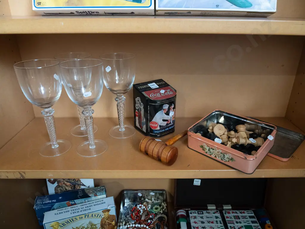 shelf; chess pieces, gavel, tin, 4x wine glasses Image 1++