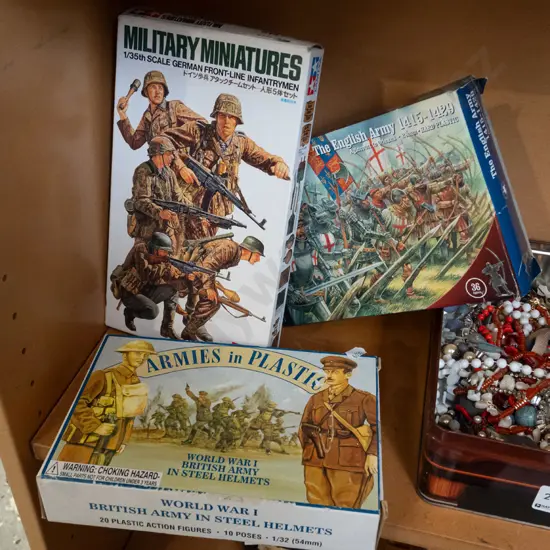 3x boxes of military soldiers