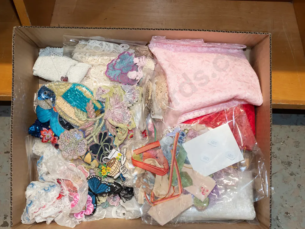 box; fabric pieces, laces etc Image 1++