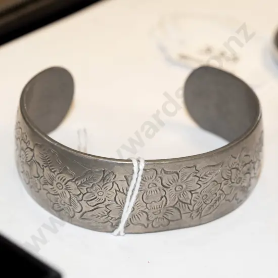 Kirk Stieff, pewter floral bangle 41gm