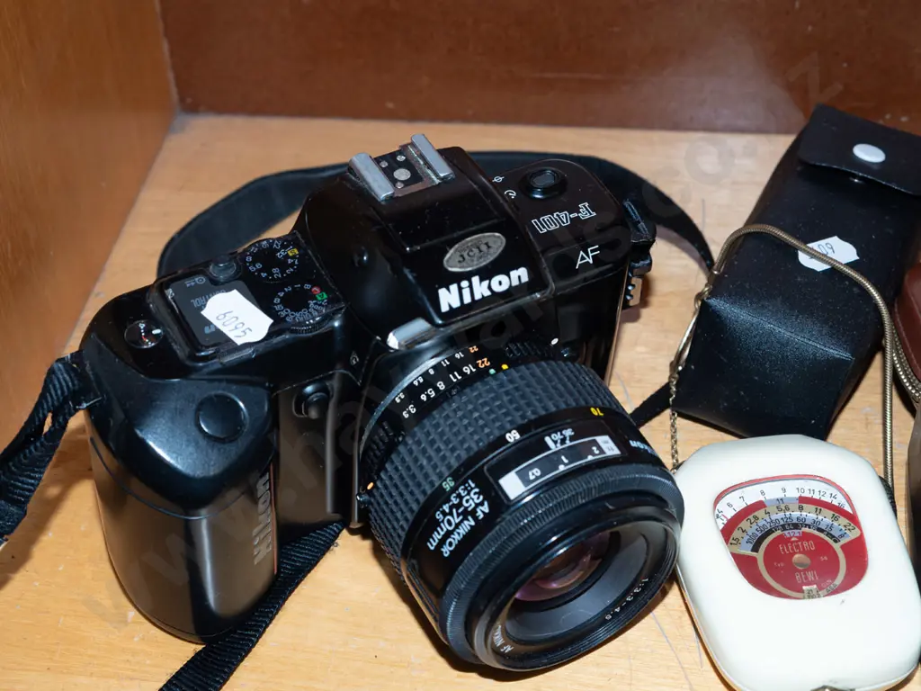 box; Nikon F-401 35mm camera, flashes and accessories, Brownie movie camera Image 1++