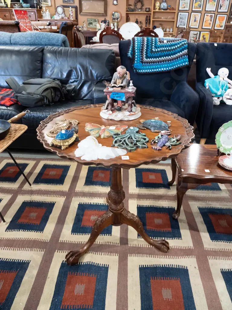 mahogany pedestal occasional table - repairs to leg - tilting mechanism not working H720 Diam690 Image 1++