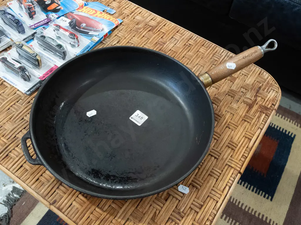 Chasseur wooden handled cast iron frying pan Diam290 Image 1++