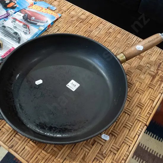 Chasseur wooden handled cast iron frying pan Diam290