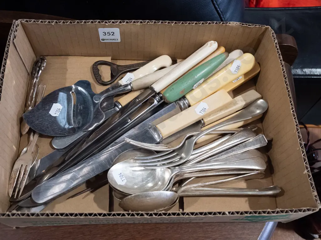 box of cutlery Image 1++