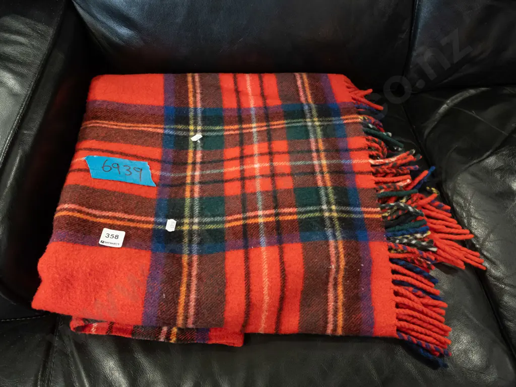 checked travel blanket Image 1++