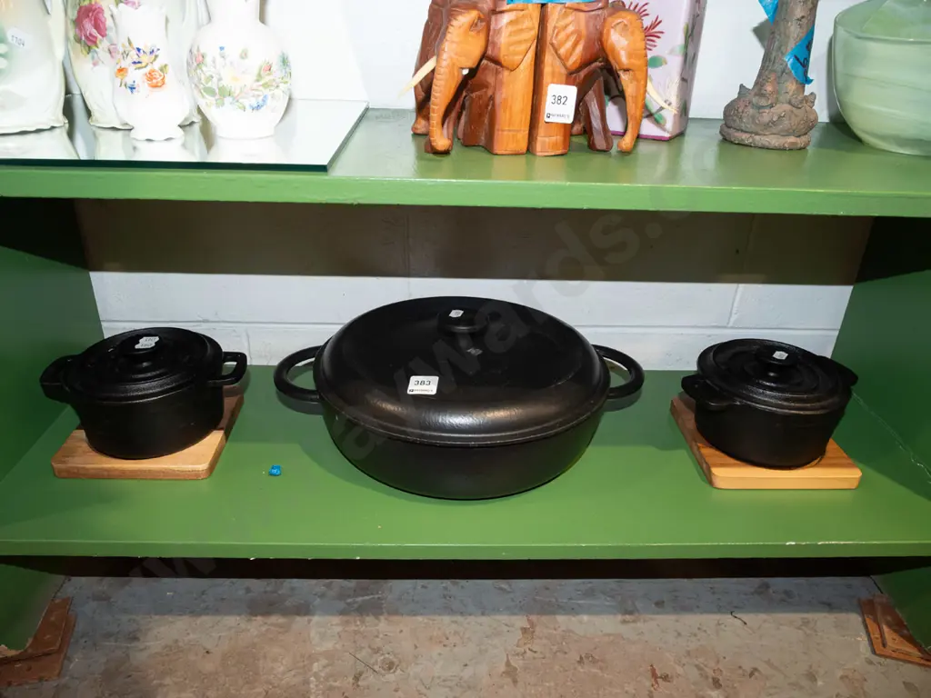 2x small cast iron casseroles on wooden stand, 1 other cast iron casserole Diam300 Image 1++
