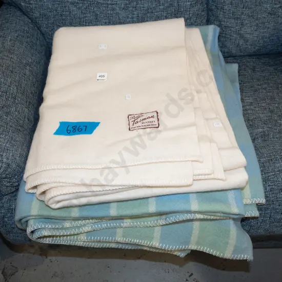 2x woollen blankets