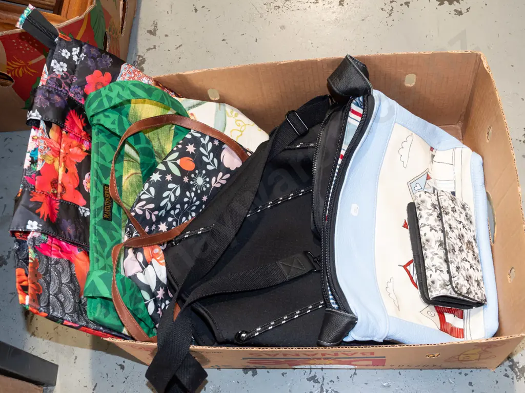 box; hand bags, clutch purse Image 1++