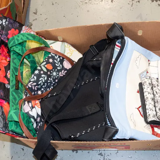 box; hand bags, clutch purse