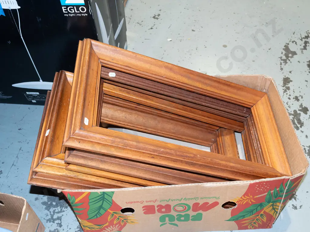 box; 6x Indonesian hardwood picture frames H580 W330 Image 1++