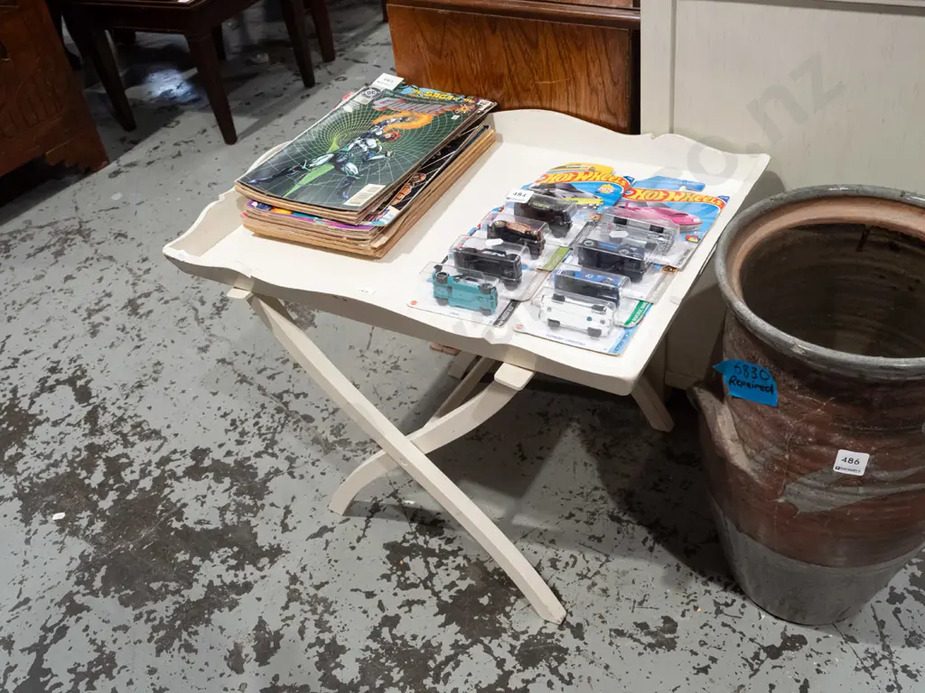 small butler's tray on stand H440 W555 D400 Image 1++