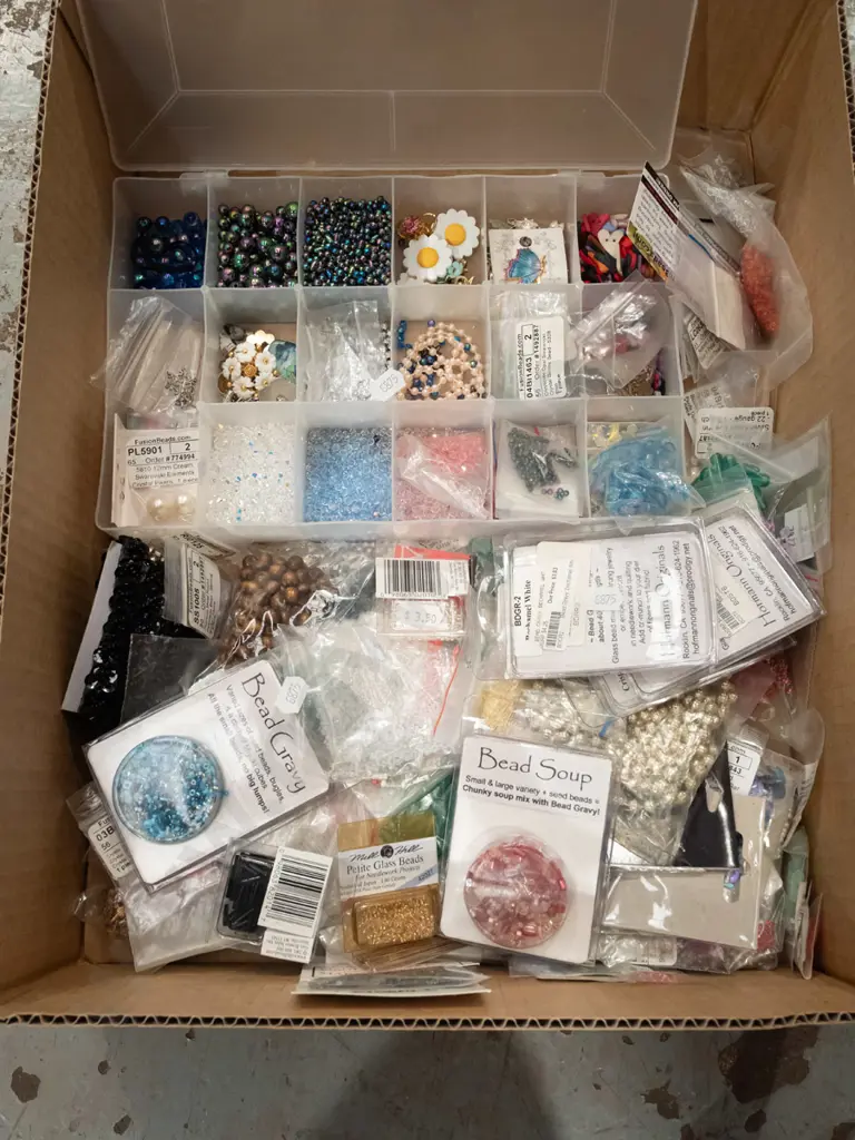 box of various crafter's beads, plastic organiser etc Image 1++