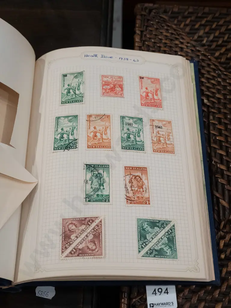 2x stamp albums Image 1++