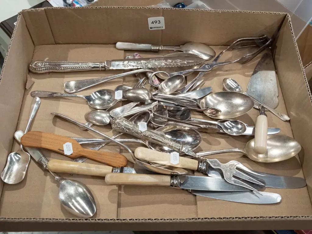 box of cutlery Image 1++