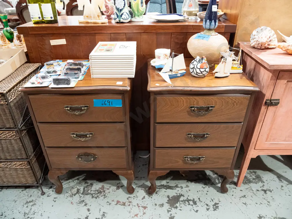 pair of mahogany veneer 3 drawer bedside cabinets Image 1++