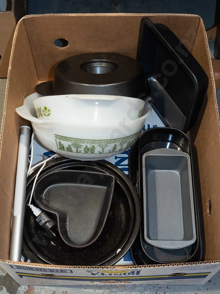 2x pyrex bowls, baking dishes etc Image 1++
