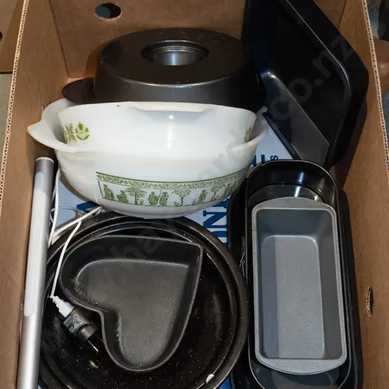 2x pyrex bowls, baking dishes etc