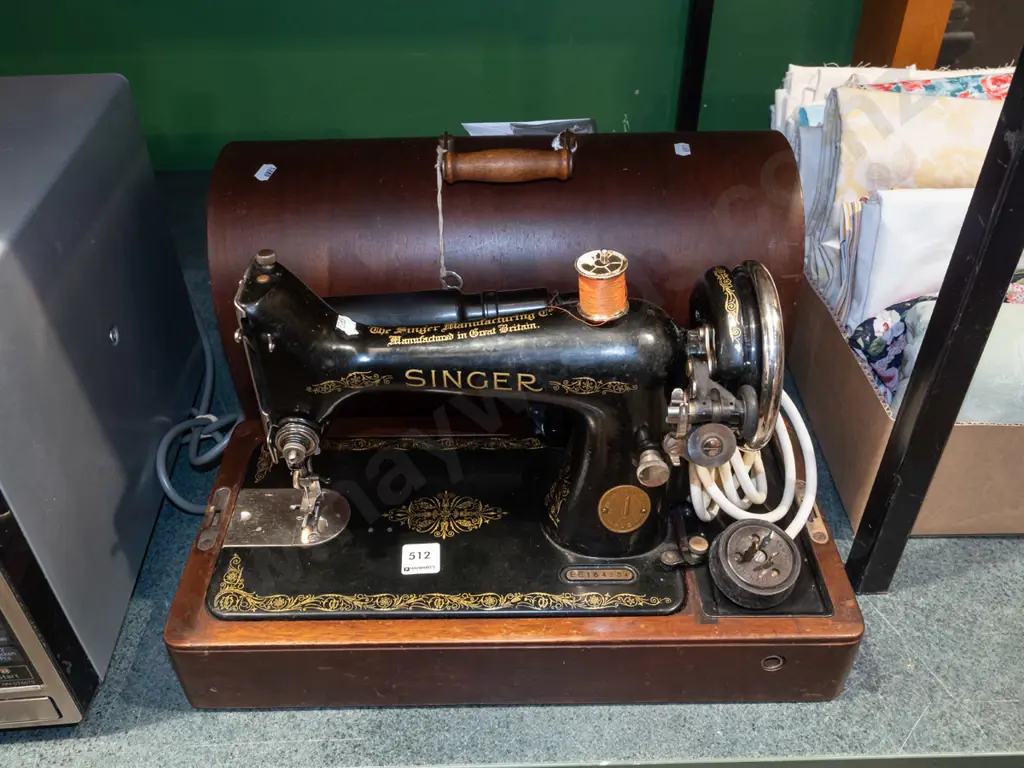 table top Singer electric sewing machine Image 1++