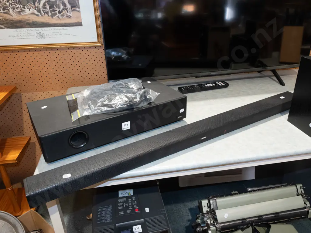 Veon sound bar, subwoofer and bag of accessories Image 1++