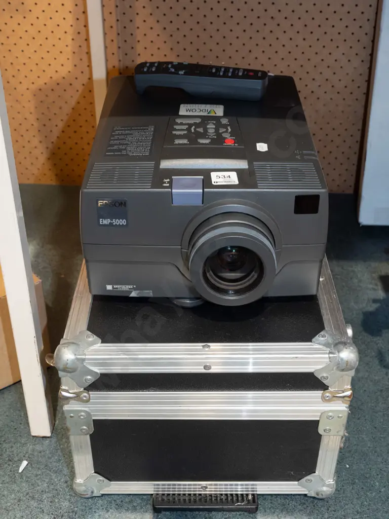 Epson EMP 5000 data projector and case Image 1++