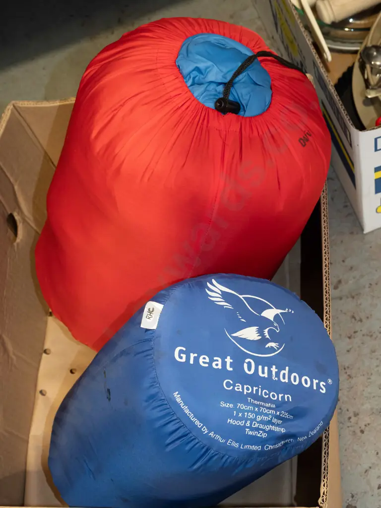 box; 2 sleeping bags Image 1++