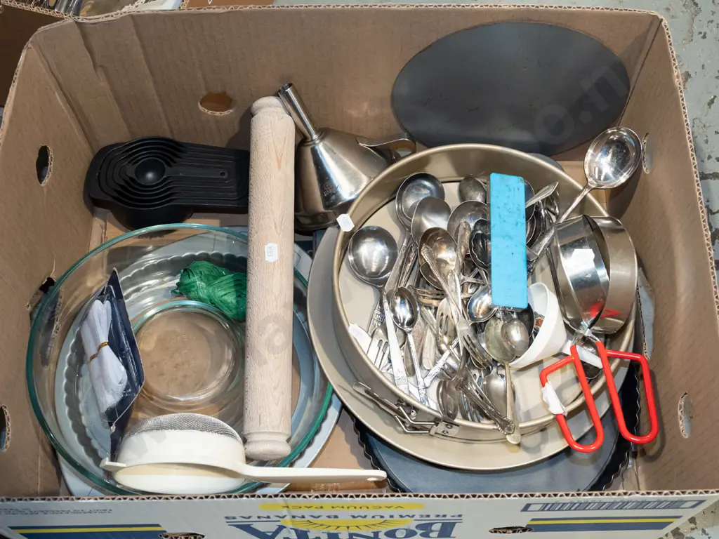 box; cutlery, cake dish, measuring spoons etc Image 1++